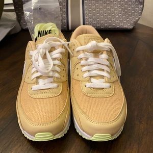 Never worn women’s Nike sneakers - size 7.5